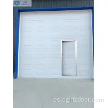 Puerta de garaje seccional aislada de acero blanco con peatones